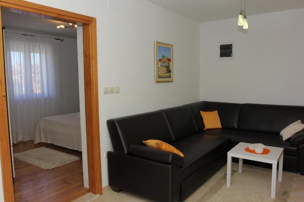 Holiday House Pine Tree Nerežišće Exterior foto