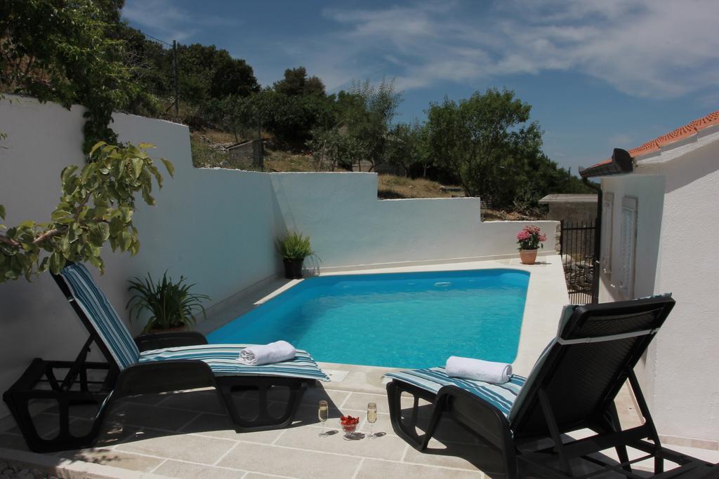 Holiday House Pine Tree Nerežišće Exterior foto