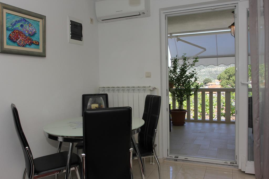 Holiday House Pine Tree Nerežišće Exterior foto
