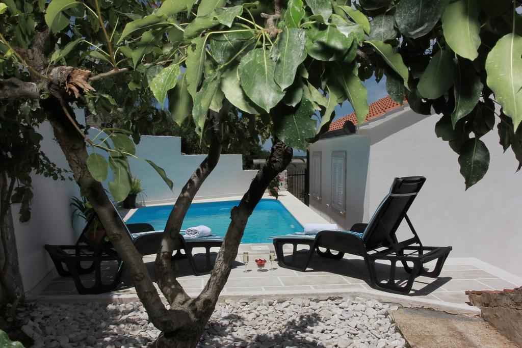 Holiday House Pine Tree Nerežišće Exterior foto